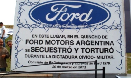 En la sede de la compañía automotriz, un cartel recuerda los 24 obreros secuestrados en 1976. Foto InfoGei