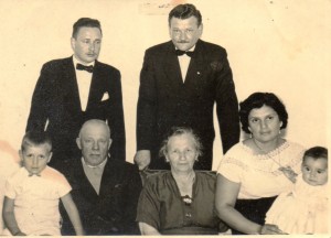 Arriba: Mi viejo y mi tío- Abajo: el que escribe junto a mi abuelo, mi abuela, mi vieja y mi hermana