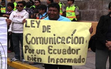 ecuador_pancarta_ley-comunicacion