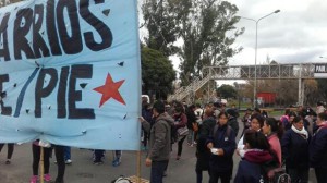 Barrios de Pie en el acceso de la Autopista Buenos Aires - La Plata realizan jornada de corte con Olla Popular