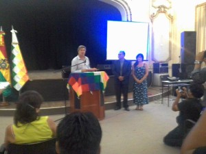 Secretario municipal Javier Mor Roig declara visitantae ilustre al embajador de Bolivia