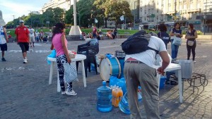 Barrios de Pie organiza Ollas Populares en pleno centro de Buenos Aires.