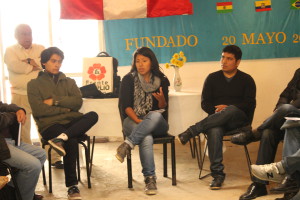 Indira Huilca participa del conversatorio con la colectividad peruana en La Plata organizado por el Frente Amplio La Plata, en el marco del Día del Trabajador.